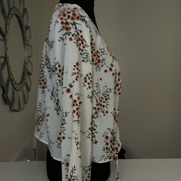 SUGAR + LIPS Floral V-Neck Blouse - So Pretty! - Size Large - Picture 4 of 7